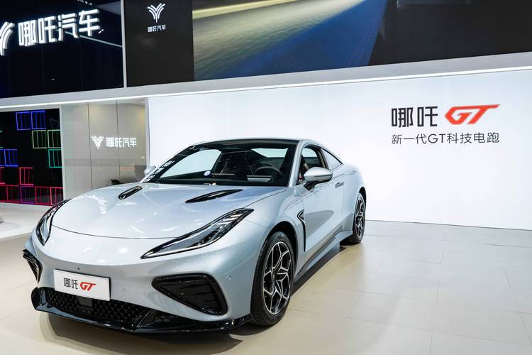 成都46哪吒汽车在智能汽车领域的表现，领途汽车在新能源汽车市场中的影响力